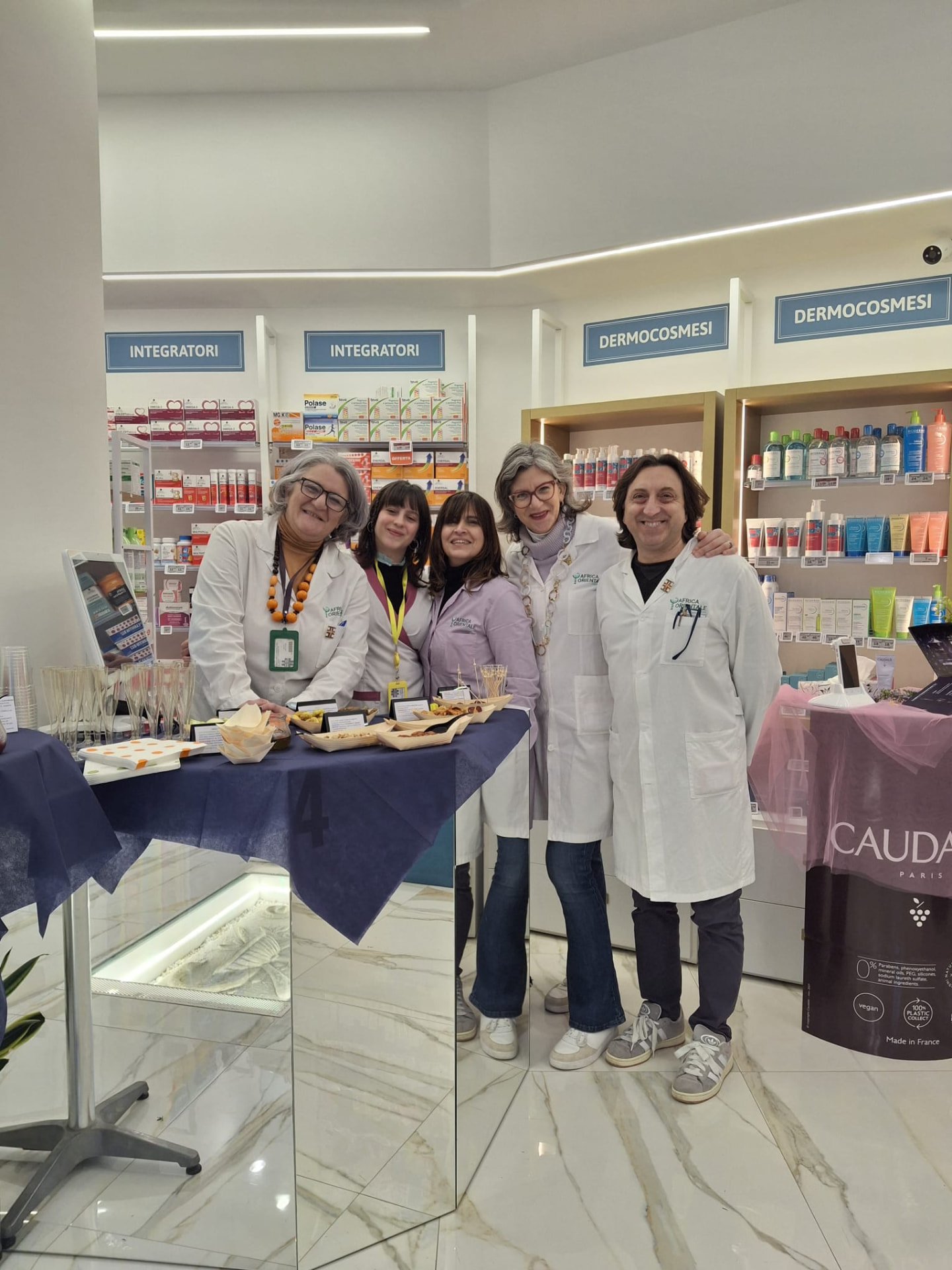 Olga e Francesca nella Farmacia Africa Orientale a Brindisi