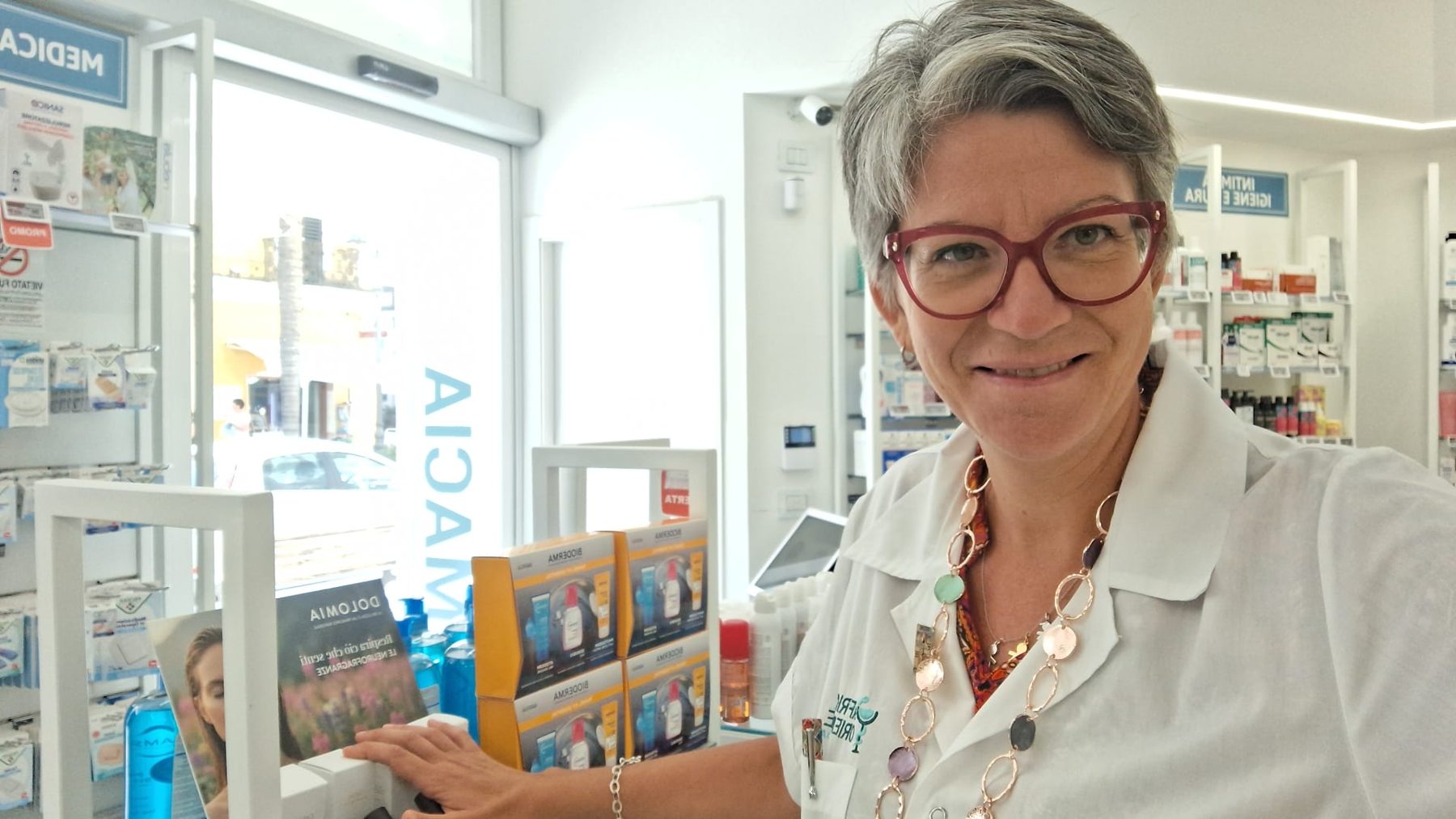 La vetrina della Farmacia Africa Orientale in Corso Garibaldi